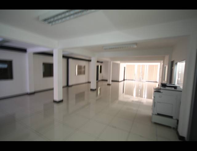 1,545M² SHOWROOM TO LET IN PAARDEN EILAND